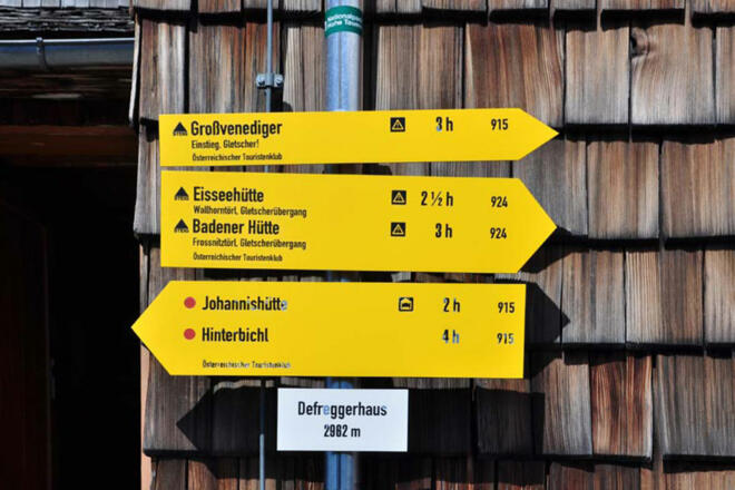 Wegetafel beim Defreggerhaus des ÖTK