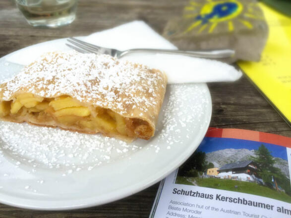 Hüttenwirtin Beate serviert saisonale und traditionelle Hausmannskost