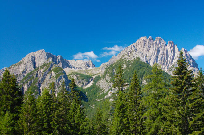 Kreuzkofel (links) und Spitzkofel (rechts), gesehen vom Parkplatz der Lienzer-Dolomiten-Hütte