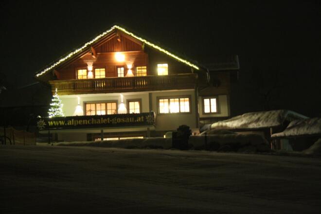 Alpenchalet bei Nacht