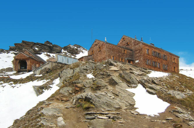 Defregger Schutzhaus mit Materialseilbahn (links)