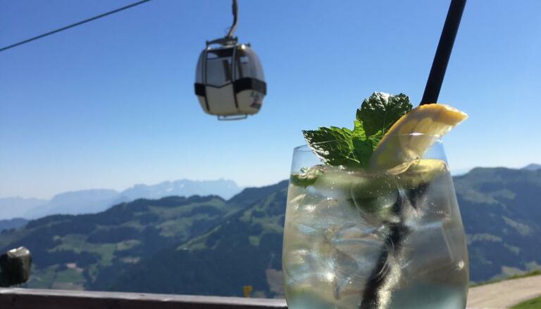 Ausblick mit Getränk Alpbach