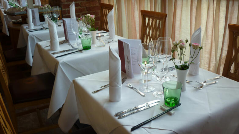 Goldene Pagode Gedeckte Tische