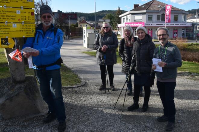 Orientierungswanderer beim Wanderstein Freistadt mit OL-Posten