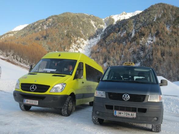 Bus und Taxi stehen bereit.