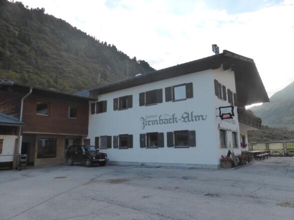Zirmbachalm lädt zur Einkehr ein.