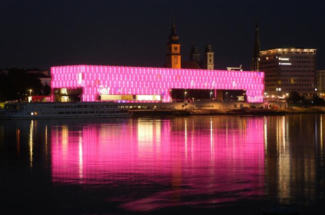 Lentos bei Nacht(c)LinzTourismus-Röbl.jpg