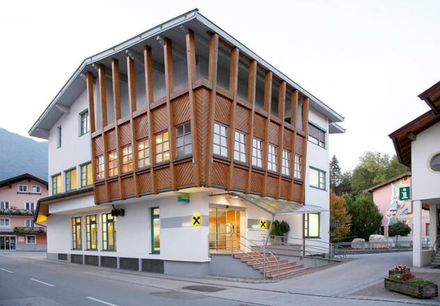 Raiffeisenbank mit Bankomat