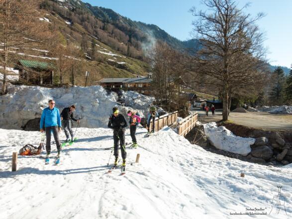 von der Griesner Alm über die Brücke können die Ski angezogen werden