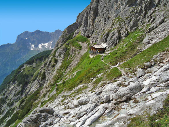 Bertgenhütte mit der senkrecht abfallenden Südwand des Hochseiler