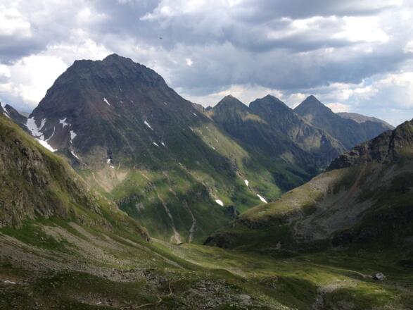 Blick von der Trockenbrotscharte ins Göriachtal - hinten der Hochgolling, rechts die Landawirseehütte