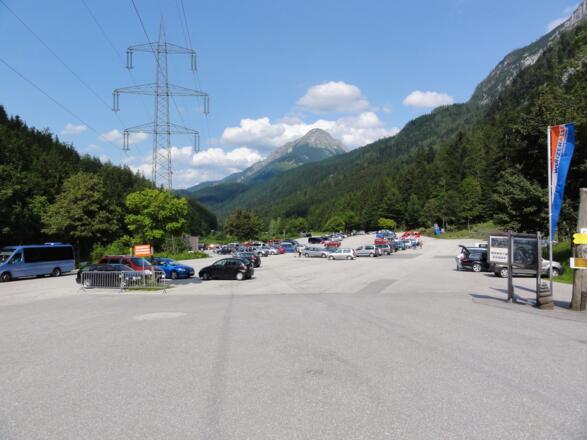 Wurzeralm Parkplatz 2 - Sicht vom Kassengebäude rückwärts auf Parkplatz