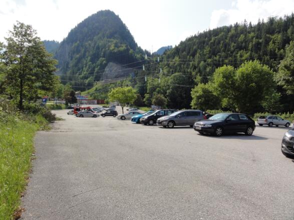 Wurzeralm Parkplatz 3 - Sicht vom vorderen Bereich Richtung Standseilbahn