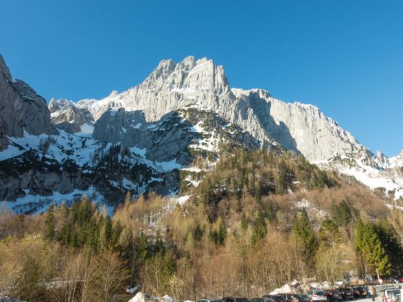 schon am Parkplatz zeigen sich die Wände des Wilden Kaisers beeindruckend