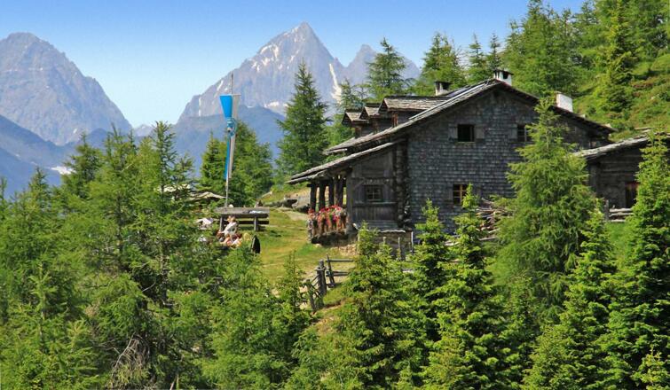 Anna-Schutzhütte des ÖTK mit der Kulisse der Lienzer Dolomiten