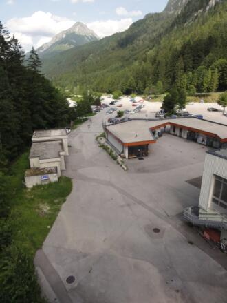 Wurzeralm Parkplatz 1 - Sicht aus der Standseilbahn; hinten Gr. Pyhrgas