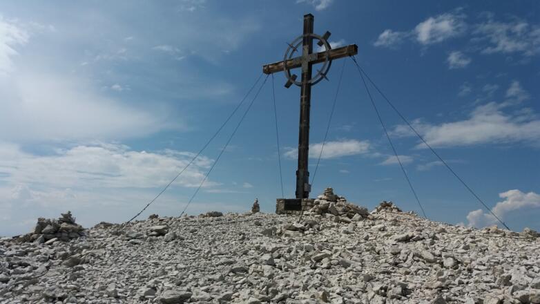 Mächtiges Gipfelkreuz mit Buch und Tafel, 2859 m.