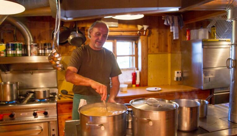 Hüttenwirt Johann beim Anrichten von leckeren Schmankerln
