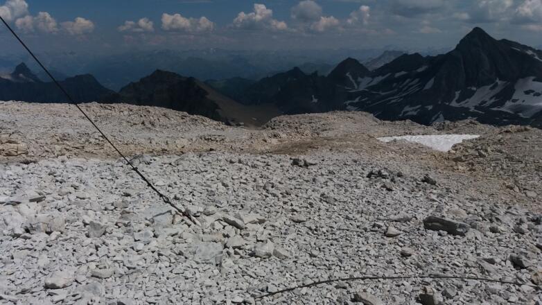 Breites, karges Gipfelplateau mit herrlicher Aussicht.