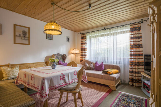Wohn- und Essbereich in der Ferienwohnung im Erdgeschoss