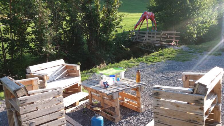 Die Paletten-Sitzgruppe lädt zum Rasten ein.