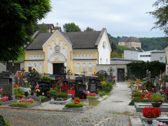 Schloss Steyregg (vom Friedhof aus gesehen)