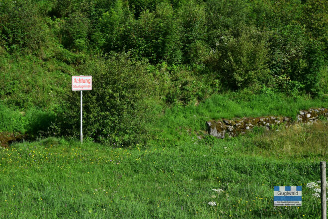 Grenze beim Mahnmal Eiserner Vorhang in Guglwald