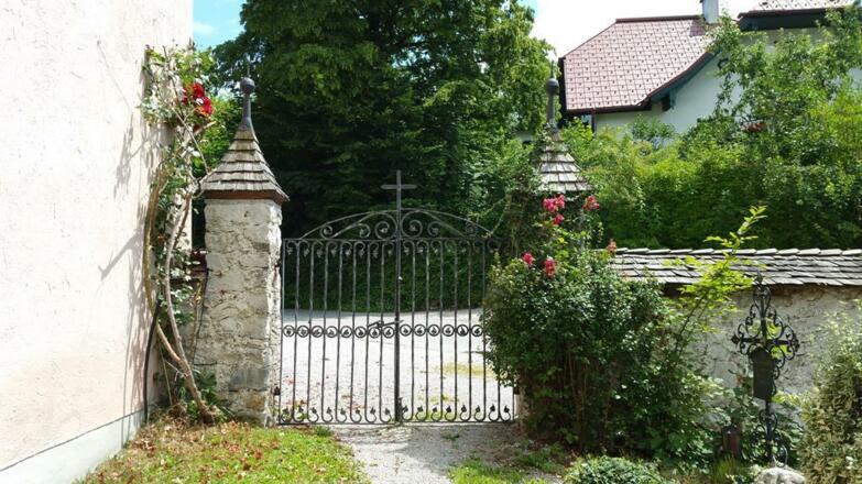 Wallfahrtskirche St. Jakob - eingang zum Friedhof