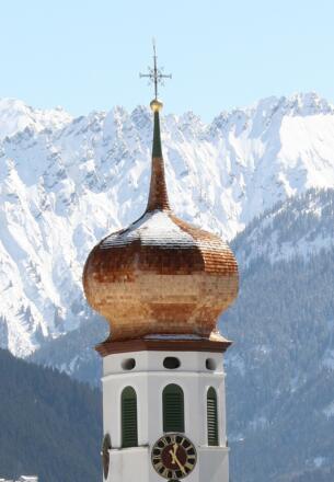 Blick auf Zwiebelhaube und Bergkulisse