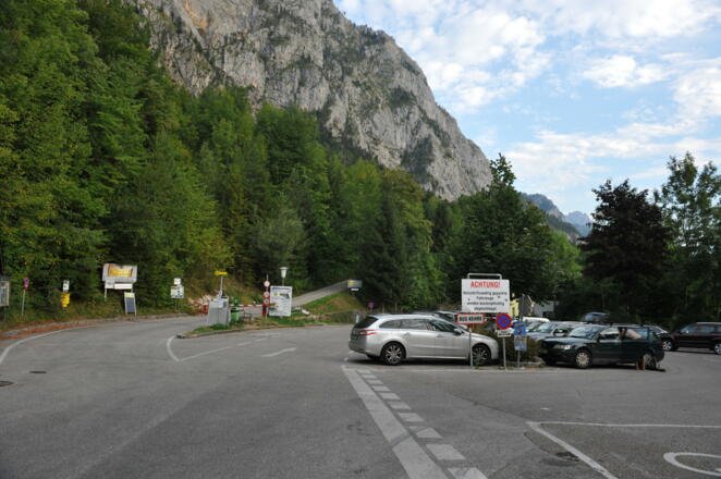 Großer, kostenloser Parkplatz am Umkehrplatz.