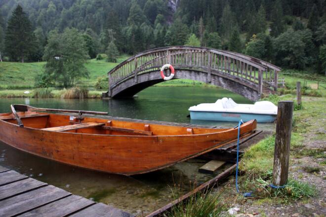 Mit dem Ruderboot auf den Forellenteichen des Freizeit- und Wildparkes Unterpauern.