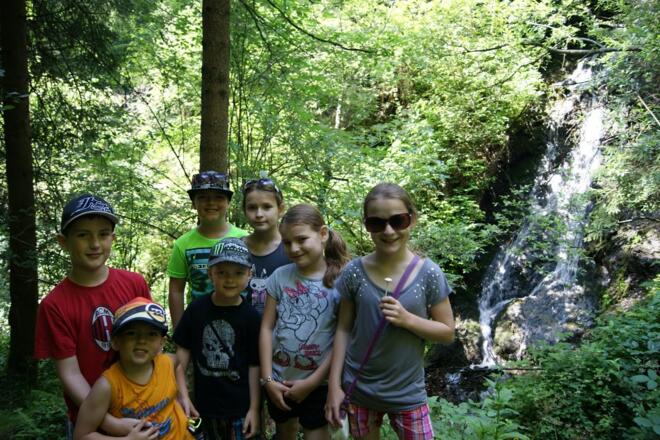 Wasserfall mit Kindern