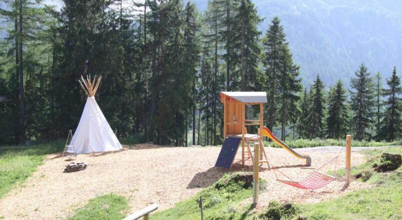 Kletterwand mit Indianerzelt