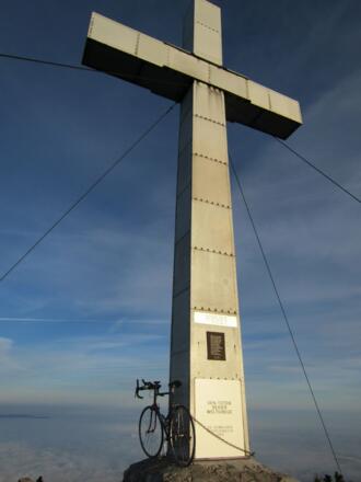 2012 war scheinbar einmal jemand mit dem Radl oben :)