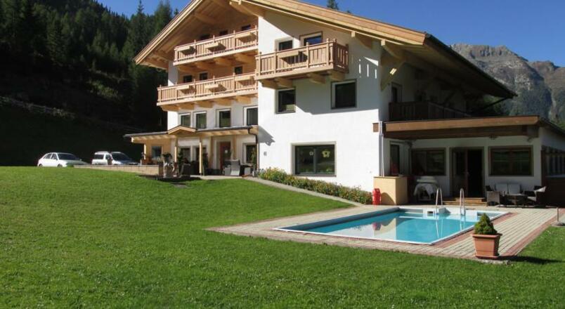 Waldesruh Sommer mit Freischwimmbad