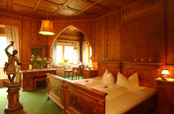 holzgetäfeltes Nostalgiezimmer