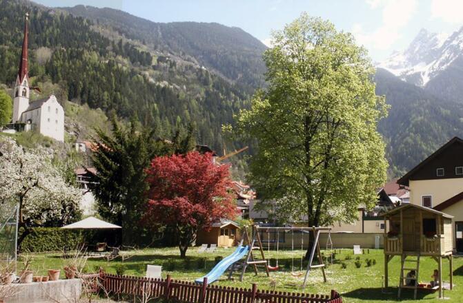 Garten mit Spielplatz