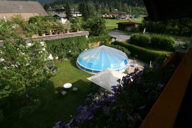 Garten mit Schwimmbad