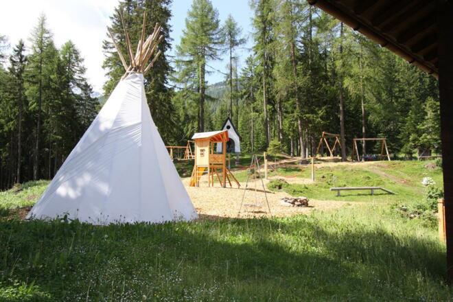 Spielplatz mit Indianerzelt