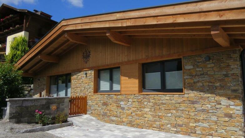 Außenansicht mit Gartenanteil