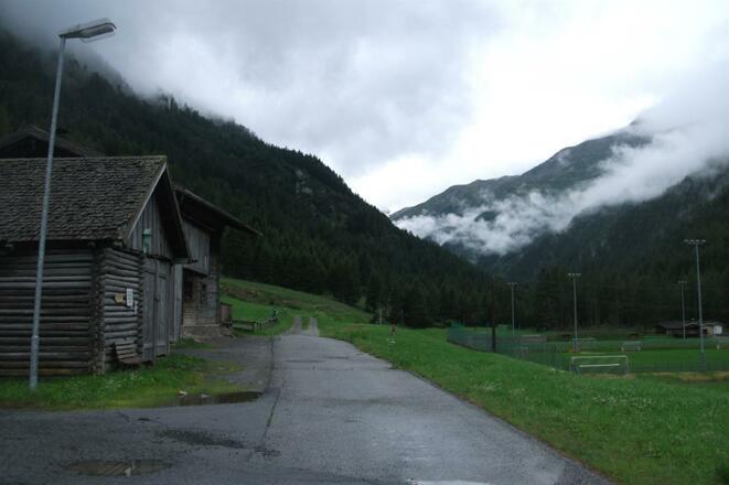 Wandern durch Wiese und Wald für Jung und alt
