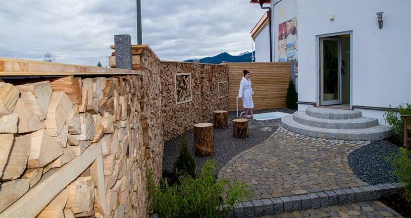 Hotel Sommer-Sauna Aussenbereich mit Tauchbecken