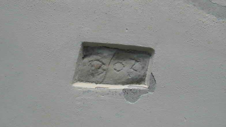 Inschrift an der Außenmauer &quot;1302&quot;