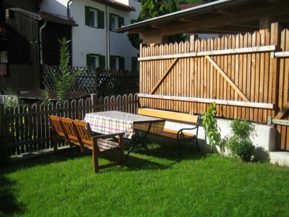 Garten mit Sitzgelegenheit