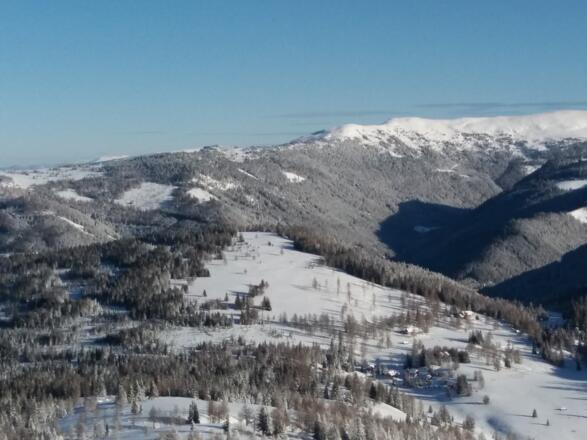 Blick vom Teuerlnock zur Zechnerhütte, der Aufstiegslichtung und dem Gipfel Schöngelitze.