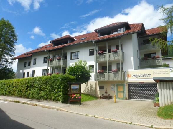 Haus Allgäublick Südseite mit Garageneinfahrt