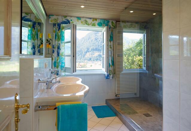 Sonneck große Dusche und Doppelwaschbecken