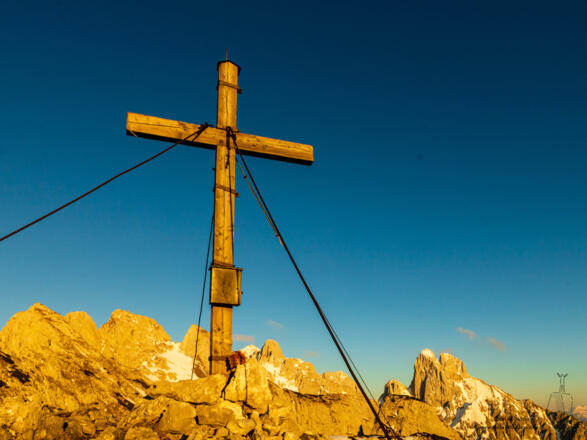 Das Gipfelkreuz im Abendlicht.