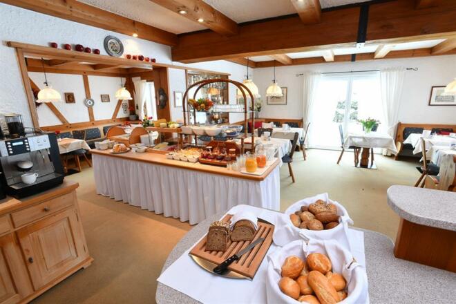 Gemütlicher Aufenthaltsraum mit Frühstücksbuffet