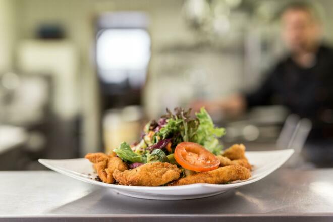 gebackene Putenstreifen an Salat